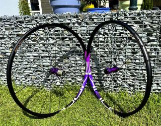 Dětské 26” výplety hodně lehké a fialové máte??? Ano … v @bikepart.cz @dukeracingwheels #nechcikolozkrabice...