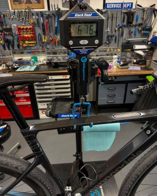 Lehký gravel v 54 s 32mm širokými ráfky + 47mm pláště s převody 44x46z máte??? A můžu ho vidět??? Ano, v @bikepart.cz …...