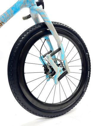 Zcela originální a jedinečný monster gravel těsně před dokončením v @bikepart.cz .Namáčený lak, ráfky 45 s vnitřní šíří...