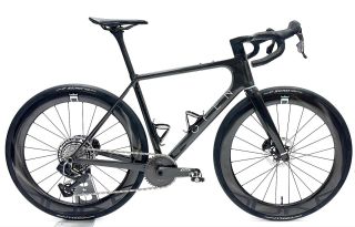 Černý lehký gravel se silničními plášti máte??? Ano, v @bikepart.cz @ridegemini @dukeracingwheels #nechcikolozkrabice...