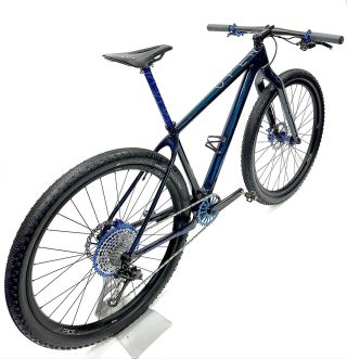 Kompletní rekonstrukce staršího @opencycle, nový lak, náhrada poškozených klik za @garbaruk_components , přepletení...