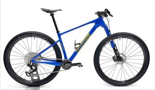 Vzpomínka na rok 1998 z @bikepart.cz … @cannondalecz Scalpel HT v custom lakovaní. Karbonové výplety @dukeracingwheels s...