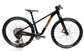 Děti jsou také cyklisté! Odlehčení a upgrade??? … ano, v @bikepart.cz @vpacebikes @dukeracingwheels #sramtransmission...