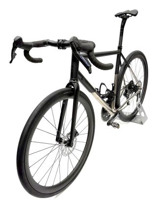 Trocha kovu před vánoci … v @bikepart.cz @galferbike @enduro_bearings_cz_sk_pl #serktitanium #gravelbike #titangravelbike...